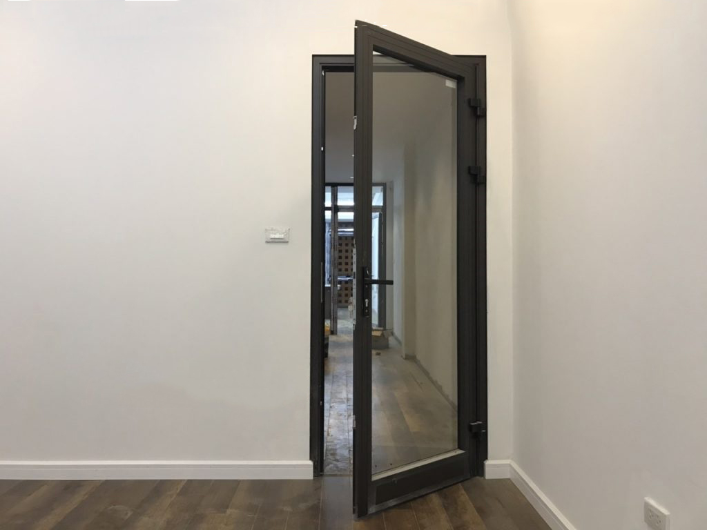 Rủi ro khi sử dụng cửa nhôm kính cũ và thanh lý?